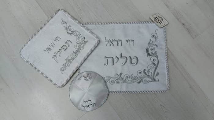 רקמה אישית על סט כיסוי טלית ותפילין.