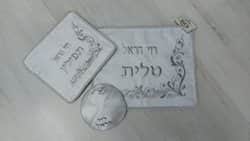 רקמה אישית על סט כיסוי טלית ותפילין.